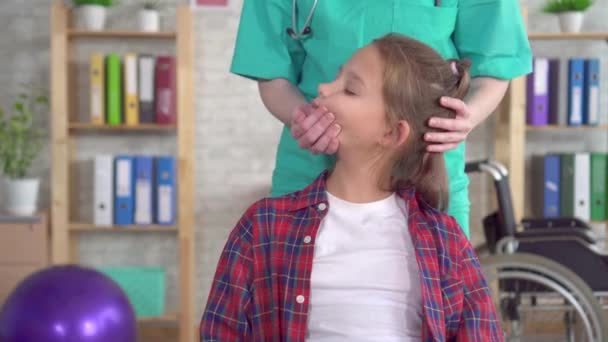 Physiothérapeute en désintox fait le traitement sur le cou de l'adolescente gros plan — Video