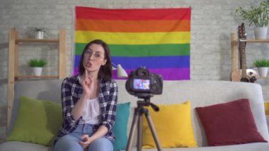 LGBT rekorları video bayrağı arka planda gömlek genç kadın Blogger