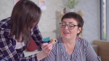 Genç kadın işitme kadın zor kulak üzerinde bir işitme yardım koymak yardımcı olur