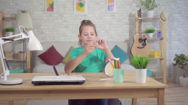 Malentendante adolescent fille avec prothèse auditive dans l'oreille — Video