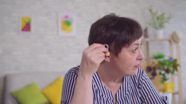Kulaktaki işitme cihazı giyen kadın işitme zor