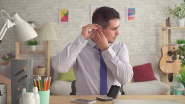 Sürpriz ve ilk kez bir işitme cihazı yakın giyen adam işitme mutlu zor
