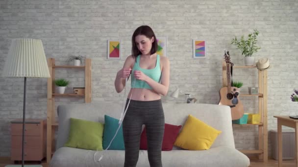 Розроблена молода жінка в спортивному одязі використовує вимірювальну стрічку,порушення дієти — стокове відео