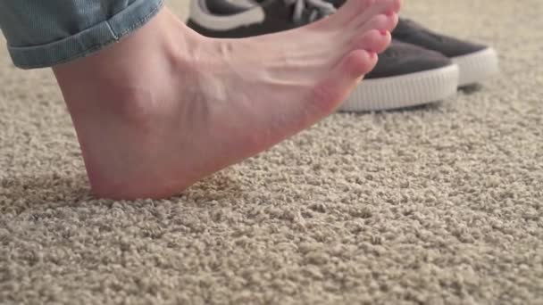 Mujer pies y zapatillas de deporte en la alfombra lenta mo — Vídeo de stock
