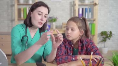 Doktor kulak toginjolojist işitme c hakkında işitme engelli genç açıklıyor