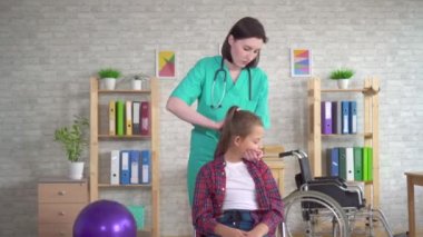 rehabilitasyon fizyoterapist kız ergen boynunda tedavi yapıyor