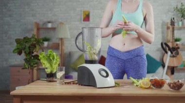 Genç atletik kadın mikser de kereviz atar