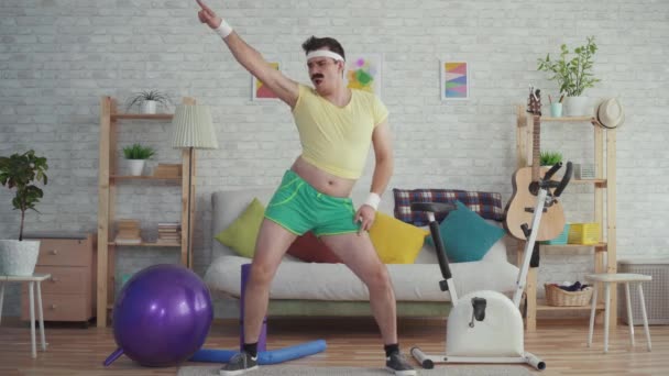 Expressive homme en surpoids avec une moustache et des lunettes drôle de danse — Video