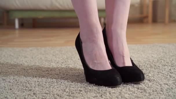 Nahaufnahme einer Frau in High Heels, die nach der Arbeit ihre Beine massiert — Stockvideo