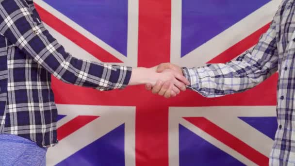 Close up of handshake on the background of the flag of great Britain — Stock Video