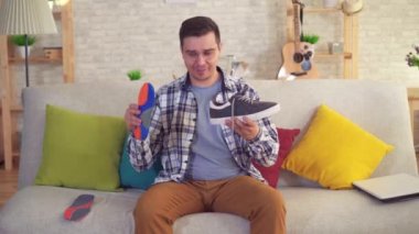kanepede oturan adam ayakkabı ortopedik insoles ekler