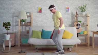 Sportwear expressive neşeli komik adam zemin ölçekler kullanır