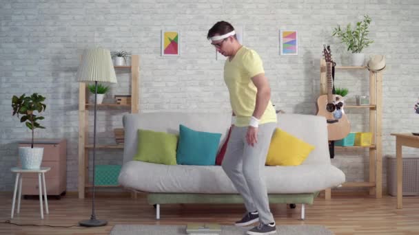 Velmi radostný vtipálivý muž, který používá sportovní váhy — Stock video