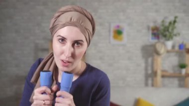 Kemoterapi dan sonra kafasına bir eşarp kanser li Portre genç güçlü kadın boksör