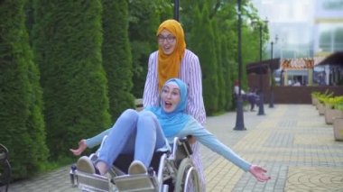 geleneksel bir atkı ve gözlük lüzmitli genç müslüman sokakta müslüman bir arkadaşı ile eğleniyor