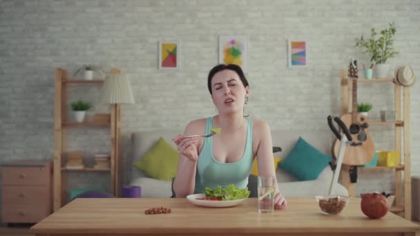 Masada bir kase salata olan mutsuz kilolu kadın. Kilo kaybı kavramı — Stok video