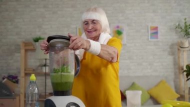 olumlu fitness Granny yeşil smoothies yapar