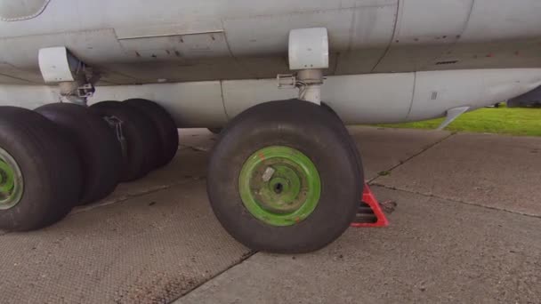 Pneus usados de um avião de passageiros no aeródromo — Vídeo de Stock