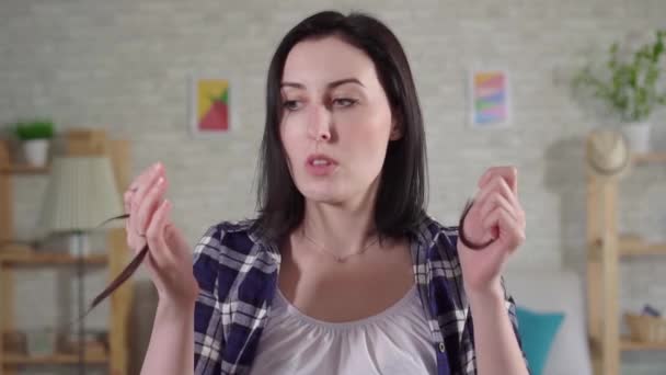 Wanita muda shock dari rambut rontok dan masalah rambut — Stok Video
