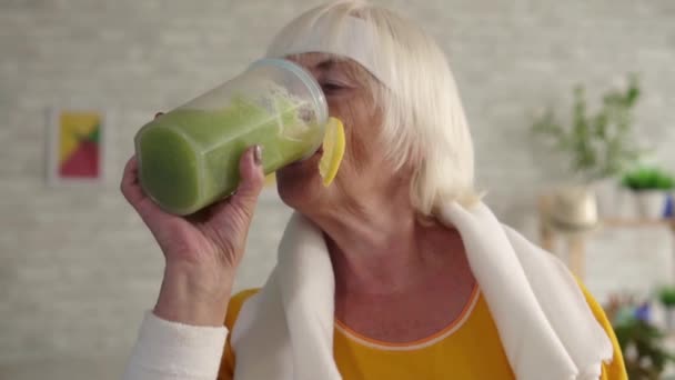 Fitness positif Granny boissons smoothie vert dans un mélangeur, régime sportif — Video
