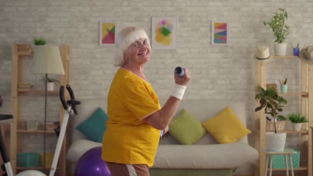 Positive Fitness Seniorin macht Sport und blickt in die Kamera — Stockvideo