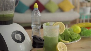 uygun beslenme ve sağlıklı yaşam tarzı kavramı, kereviz smoothies, limon, salata ve su masada