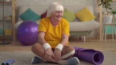 Yoga mat ile Portre aktif spor pozitif yaşlı kadın