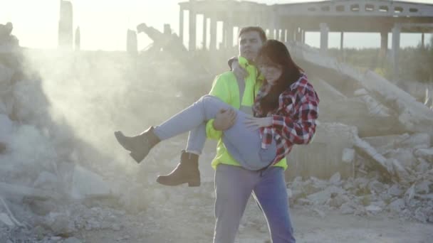 Людина рятувальник у формі на руках жертви землетрусу — стокове відео