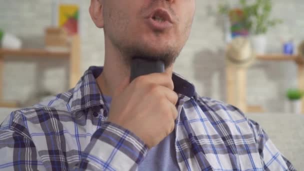 Närbild av mans struphuvudet som använder en röst assistent — Stockvideo