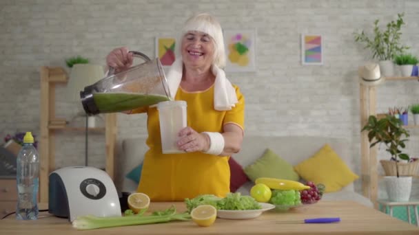 Positive Fitness-Oma bereitete grünen Smoothie im Mixer zu, Sport-Diät — Stockvideo