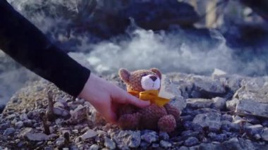 felaketkurbanlarının kavram fikri , kadın el terör saldırısı kurbanlarının anısına bir oyuncak koyar