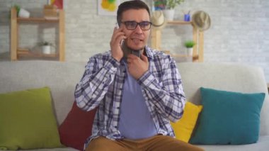 bir telefon görüşmesine cevap orta yaşlı adam portresi ligamentler ile Konuşma Yardımı sorunları kullanır