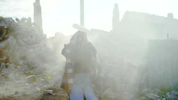 Портрет плачущей женщины жертве катастрофы или пожара — стоковое видео