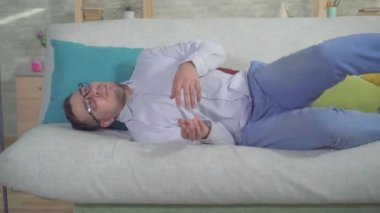 bir akıllı telefon ile adam kanepede yakın evde bir epileptik nöbet vardı