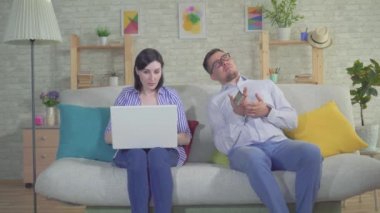 karısı epileptik nöbet geçiren kocasına yardım etmeye çalışıyor.