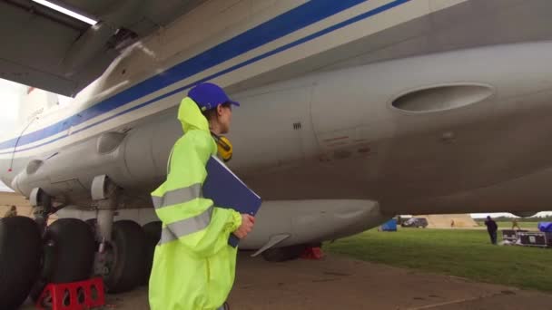 Vrouw specialist monteur voert technische inspectie van het vliegtuig voor vertrek — Stockvideo