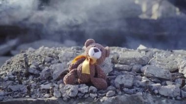 yangından sonra harabelerde duman çocuk oyuncak yakın çekim