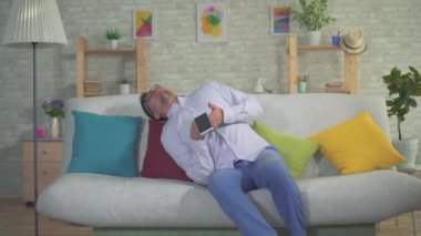 akıllı telefonu olan adam kanepede evde bir epileptik nöbet vardı