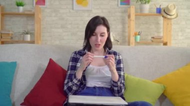 elinde pozitif gebelik testi ile genç neşeli kadın