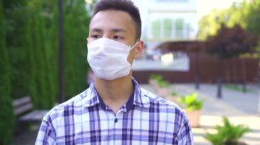Park yavaş mo sokakta bir tıbbi maske portre genç Asyalı adam