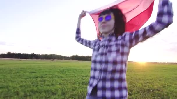 Junge positive Frau im Hemd läuft bei Sonnenuntergang mit der Flagge Chinas über das Feld — Stockvideo