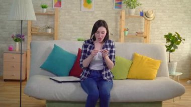 Sevinçle dans pozitif gebelik testi ile genç pozitif kadın