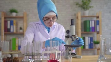 Laboratuvarda çalışan ulusal atkı Müslüman kadın bilim adamı kimyager