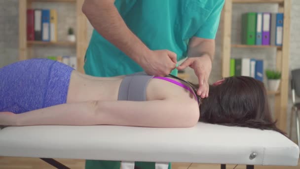 Csontkovácsolás kiropraktika kezelés, hátfájás megkönnyebbülés. Fizikoterápia egy fiatal női beteg — Stock videók