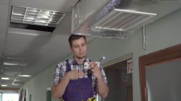 Hombre de servicio utiliza endoscopios técnicos para la inspección de la ventilación — Vídeos de Stock