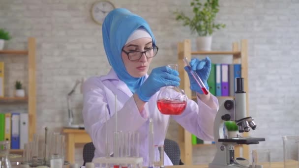 Muslimsk kvinna vetenskapsman kemist i National scarf arbetar i labbet närbild långsam Mo — Stockvideo