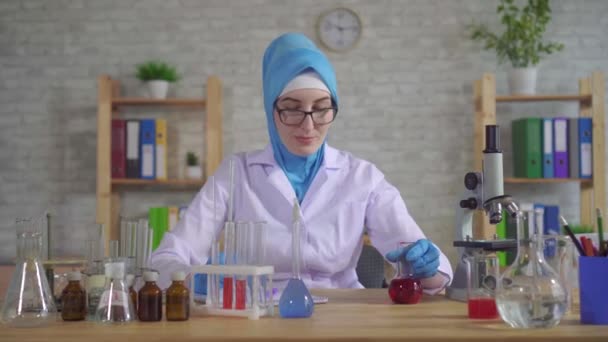 Retrato joven musulmana mujer científica química en bufanda nacional que trabaja en el laboratorio — Vídeo de stock