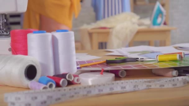 Sewing machine and sewing supplies on the table in the Studio of a fashion designer close up — Stock Video