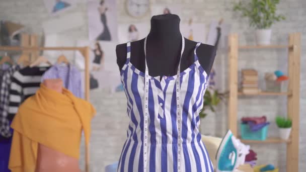 Measuring tape hanging on a mannequin — Stock Video