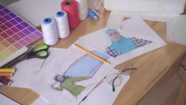 Skisser av muslimska kläder på bordet ovanifrån — Stockvideo